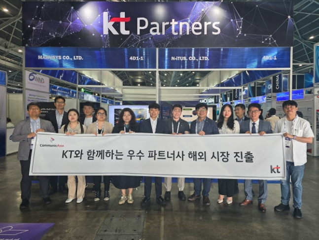 KT는 지난 5월 29일부터 31일까지 싱가포르에서 열린 정보통신박람회 커뮤닉아시아에 KT 파트너스관을 운영했다
