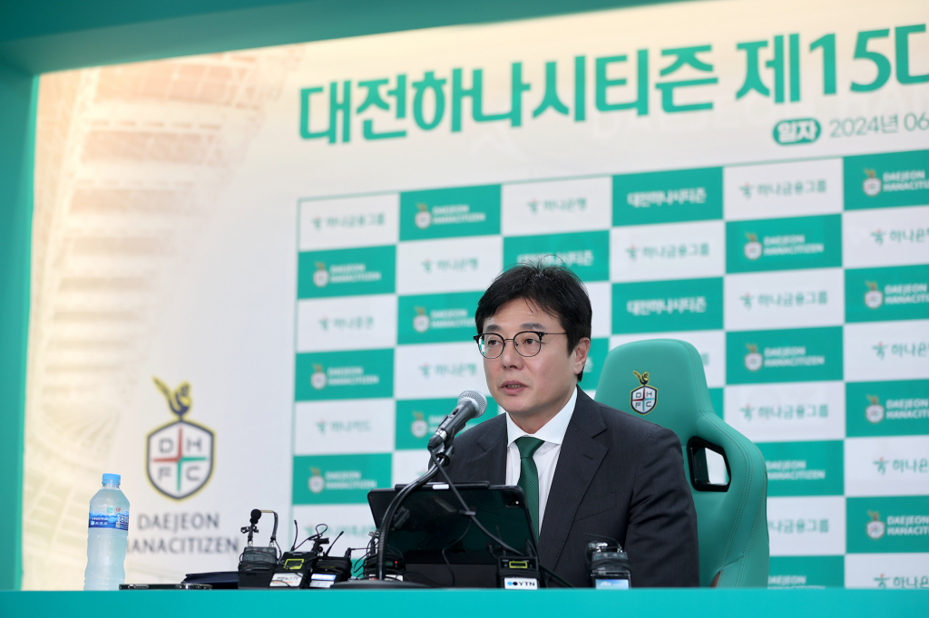 황선홍 감독이 5일 오후 대전월드컵경기장 미디어실에서 열린 대전 제15대 사령탑 취임 기자회견에서 취재진 질문에 답하고 있다. /사진=대전 하나시티즌 제공