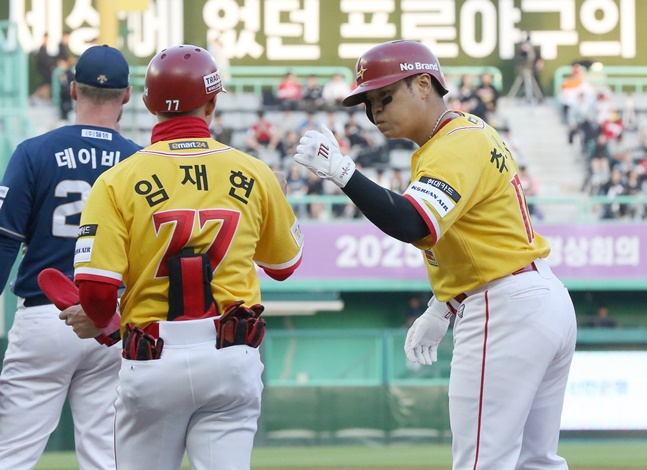 안타를 치고 기뻐하는 추신수(오른쪽). /사진=SSG 랜더스 제공