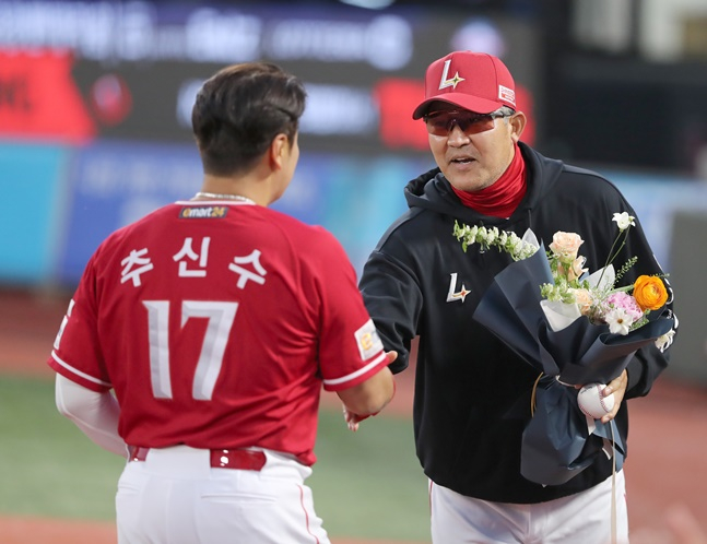 추신수(왼쪽)의 기록 달성에 꽃다발을 건네는 이숭용 감독. /사진=SSG 랜더스 제공