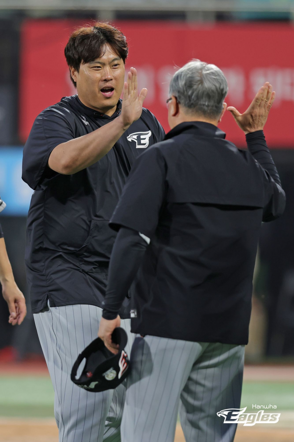 한화 이글스 투수 류현진(왼쪽)과 김경문 한화 감독이 6일 경기 후 하이파이브를 하고 있다. /사진=한화 이글스 제공