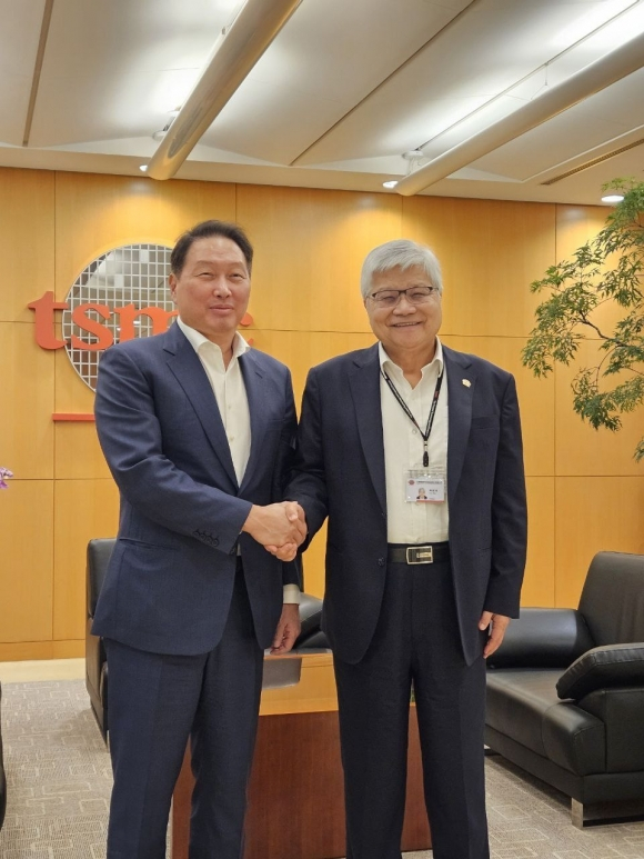 최태원(왼쪽) SK그룹 회장과 웨이저자 TSMC 웨이저자 회장이 6일 대만 신주과학단지 TSMC 본사에서 회동 후 기념 촬영을 하고 있다.
