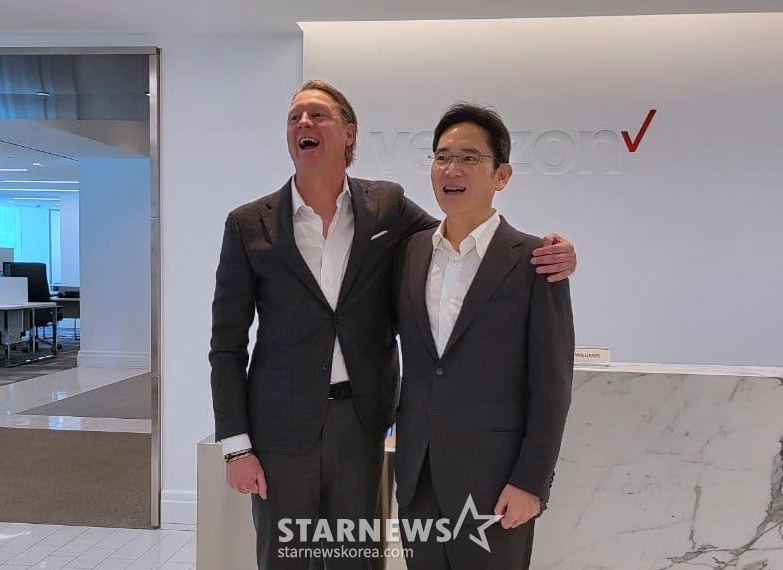 이재용 삼성전자 회장이 4일(현지시간 기준) 미국 뉴욕에서 한스 베스트베리(Hans Vestberg) 버라이즌(Verizon) CEO와 만나 차세대 통신분야 및 갤럭시 신제품 판매 등에 대한 협력방안을 논의했다. 사진은 2021년 11월 이재용 당시 삼성전자 부회장이 버라이즌 본사를 방문해 한스 베스트베리 CEO와 기념촬영하는 모습. (삼성전자 제공)