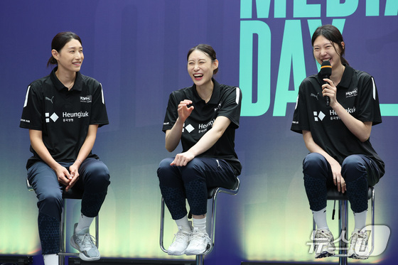 진행자의 질문에 웃으며 답하는 양효진(오른쪽). /사진=뉴스1 제공