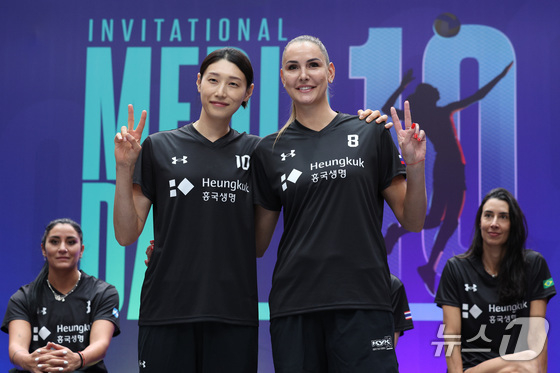 김연경(왼쪽)과 나탈리아 콘차로바가 함께 포즈를 취하고 있다. /사진=뉴스1 제공