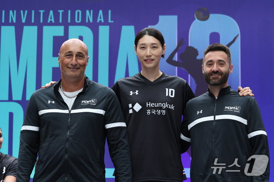마르첼로 아본단자(왼쪽) 감독과 김연경, 세자르 에르난데스(오른쪽). /사진=뉴스1 제공