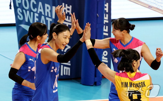 김연겨잉 활짝 웃으며 동료들과 기뻐하고 있다. /사진=뉴스1 제공