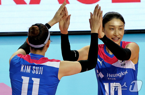 김수지(왼쪽)와 하이파이브하는 김연경. /사진=뉴스1 제공