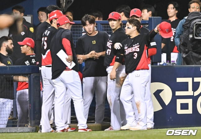 KIA 김선빈(맨 오른쪽)이 8일 잠실 두산전 7회 말 이닝교대 상황에서 선수들에게 설명하고 있다.