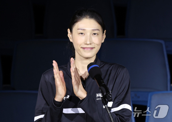 김연경이 9일 오후 서울 송파구 잠실실내체육관에서 열린 '김연경 초청 세계 여자배구 올스타전(KYK Invitational 2024)'에서 KYK 재단 출범을 선포하고 있다. /사진=뉴스1 제공