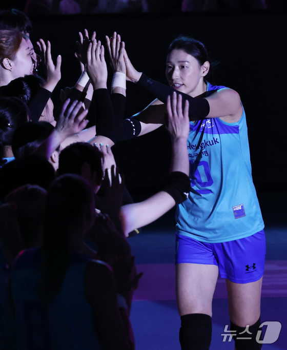 연경이 9일 오후 서울 송파구 잠실실내체육관에서 열린 '김연경 초청 세계 여자배구 올스타전(KYK Invitational 2024)' 팀 '월드'와 팀 '스타'의 경기에서 선수들과 손뼉을 마주치고 있다. /사진=뉴스1 제공