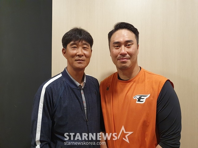 한화 장민재(오른쪽)와 나현호 당진시 리틀야구단 감독이 8일 대전 NC전을 앞두고 함께 포즈를 취하고 있다. /사진=양정웅 기자