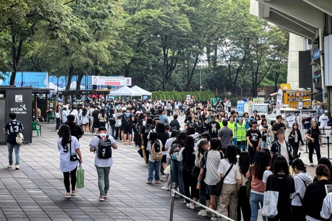 많은 야구팬이 망그러진 곰 굿즈를 사기 위해 경기 시작 전부터 줄을 섰다. /사진=두산 베어스 제공