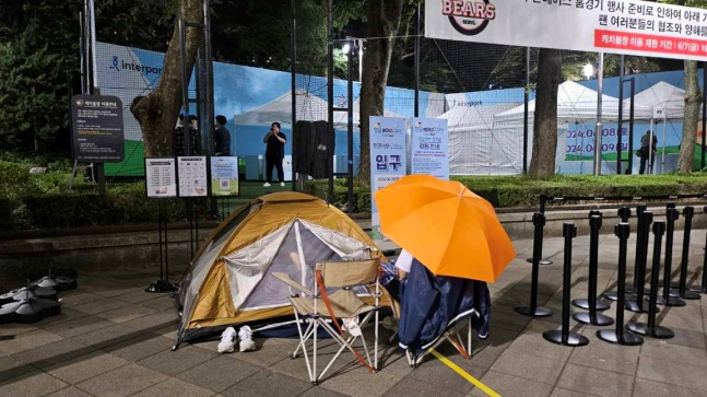 인천에 거주하는 두산팬 A씨가 7일 오후 9시부터 망그러진 곰 이벤트 참여를 위해 기다리고 있는 모습. /사진=두산 베어스 제공