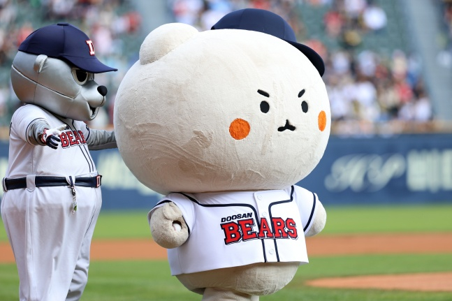 망그러진 곰(오른쪽)이 8일 잠실 KIA전 시구에 나서고 있다. /사진=두산 베어스 제공
