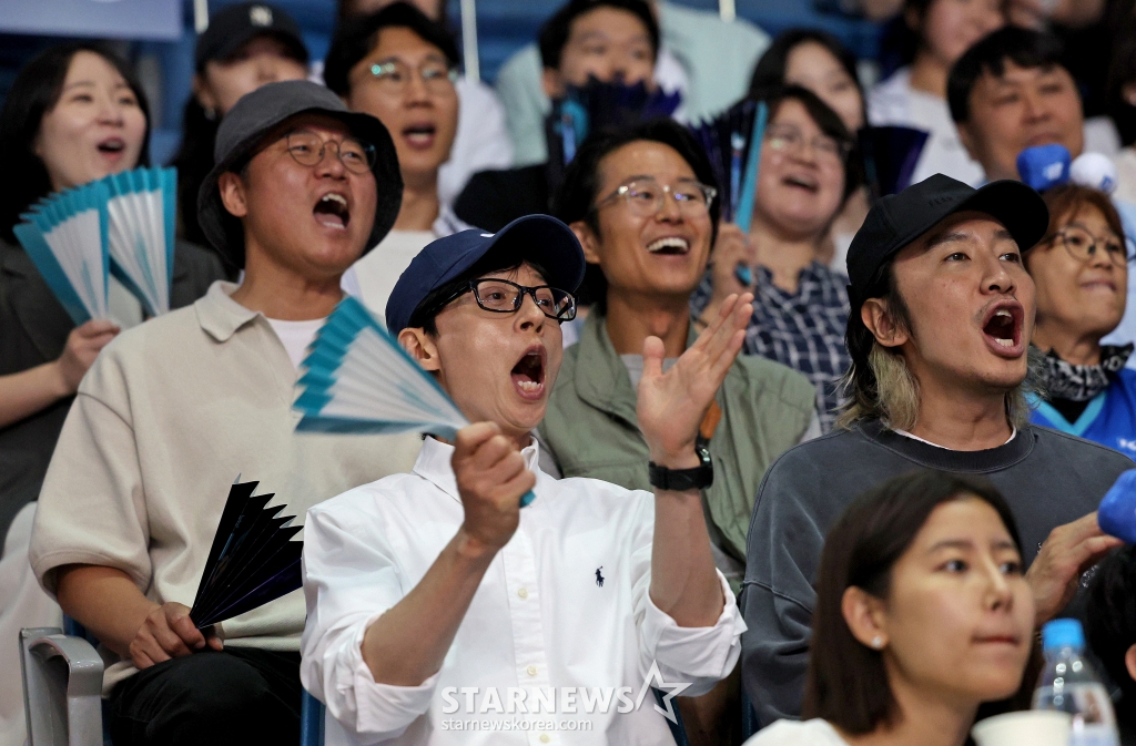 (서울=뉴스1) 장수영 기자 = 8일 오후 서울 송파구 잠실실내체육관에서 열린 KYK INVITATIONAL 2024, 팀 대한민국과 팀 코리아의 경기를 찾은 방송인 유재석과 이광수, 나영석PD가 김연경 국가대표 은퇴경기를 관람하고 있다. 2012 런던 올림픽과 2020 도쿄 올림픽 준결승 진출을 이끈 김연경은 이날 경기를 끝으로 국가대표를 은퇴하고 오는 9일 세계 여자배구 올스타전 이벤트 경기를 갖는다. 2024.6.8/뉴스1 Copyright (C) 뉴스1. All rights reserved. 무단 전재 및 재배포, /사진=(서울=뉴스1) 장수영 기자