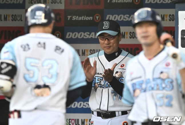 두산 이승엽(가운데) 감독이 8일 잠실 KIA전에서 5회 말 솔로포를 치고 들어오는 양석환을 보며 미소 짓고 있다.