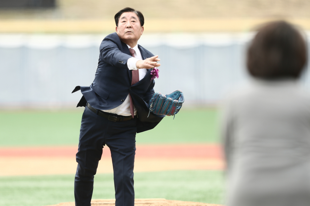 김명기 횡성군수가 2024 KBO DREAM CUP 독립야구대회 개회식에서 시구를 하고 있다. /사진=KBO 제공