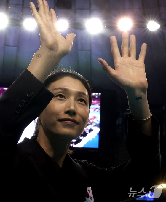 팬들에게 인사하는 김연경. /사진=뉴스1 제공