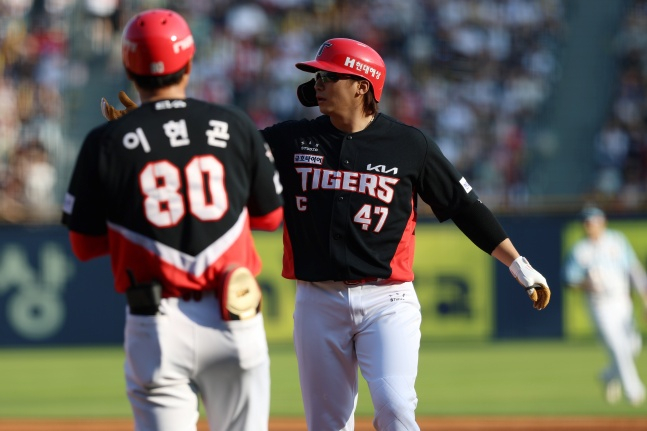 KIA 나성범(오른쪽)이 9일 잠실 두산전에서 안타를 치고 세리머니를 하고 있다. /사진=KIA 타이거즈 제공