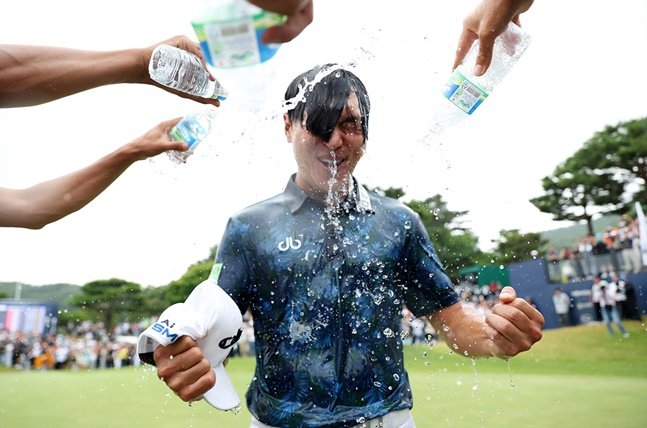 전가람이 우승 후 동료들에게 축하 물 세례를 맞고 있다. /사진=KPGA 제공