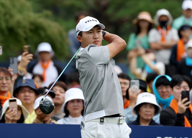 김홍택이 9일 KPGA 선수권 4라운드에서 많은 갤러리들이 지켜보는 가운데 드라이버 티샷을 날리고 있다. /사진=KPGA 제공