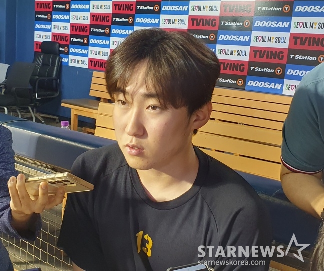 KIA 윤영철이 9일 잠실 두산전을 승리로 이끌고 취재진과 인터뷰에 응하고 있다. /사진=김동윤 기자