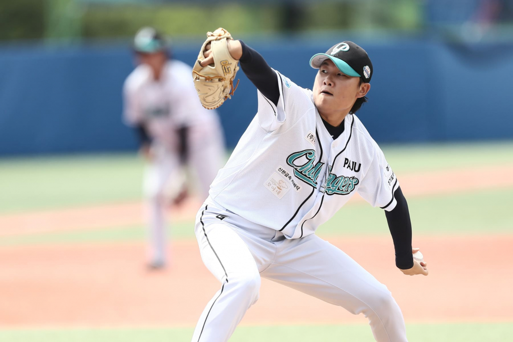 파주 챌린저스 선수들의 준결승 경기 모습. 역투하는 구준범. /사진=KBO 제공