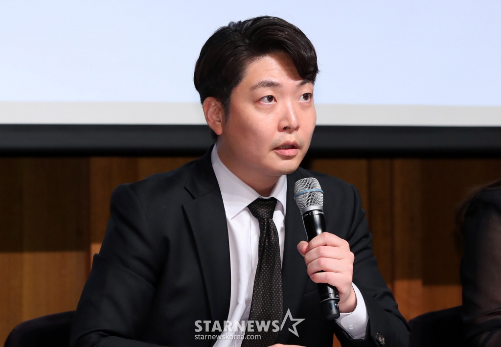 [서울=뉴시스] 김혜진 기자 = 그룹 엑소 첸백시(첸 백현 시우민) 소속사 대리인 이재학 법무법인 린 변호사가 10일 오후 서울 중구 신라호텔에서 열린 긴급 기자회견에서 입장을 밝히고 있다.  지난해 6월 첸백시는 SM의 부당한 장기 계약과 불투명한 정산을 주장하며 법적 대응을 예고했다. 그 과정에서 외부 세력 개입 및 템퍼링 의혹이 불거졌지만, 이는 첸백시 측과 외부 세력으로 거론된 MC몽이 즉각 반박하면서 논란은 일축됐다. 해당 분쟁은 전속 계약 해지 통보 후 약 19일 만에 양측이 협의 하에 갈등이 봉합됐다고 알렸다. 첸백시 /사진=김혜진