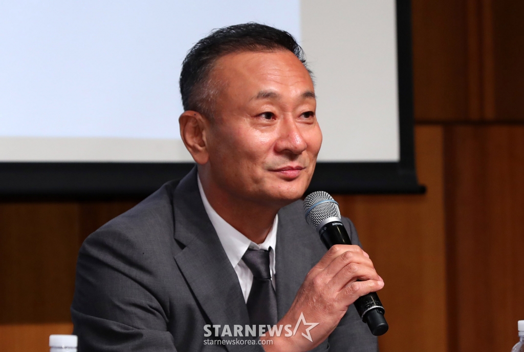 [서울=뉴시스] 김혜진 기자 = 김동준 INB100 대표가 10일 오후 서울 중구 신라호텔에서 열린 긴급 기자회견에서입장을 밝히고 있다.  지난해 6월 첸백시는 SM의 부당한 장기 계약과 불투명한 정산을 주장하며 법적 대응을 예고했다. 그 과정에서 외부 세력 개입 및 템퍼링 의혹이 불거졌지만, 이는 첸백시 측과 외부 세력으로 거론된 MC몽이 즉각 반박하면서 논란은 일축됐다. 해당 분쟁은 전속 계약 해지 통보 후 약 19일 만에 양측이 협의 하에 갈등이 봉합됐다고 알렸다. 첸백시는 엑소를 유지하겠다는 약속을 지키며 7월 엑소 완전체 /사진=김혜진