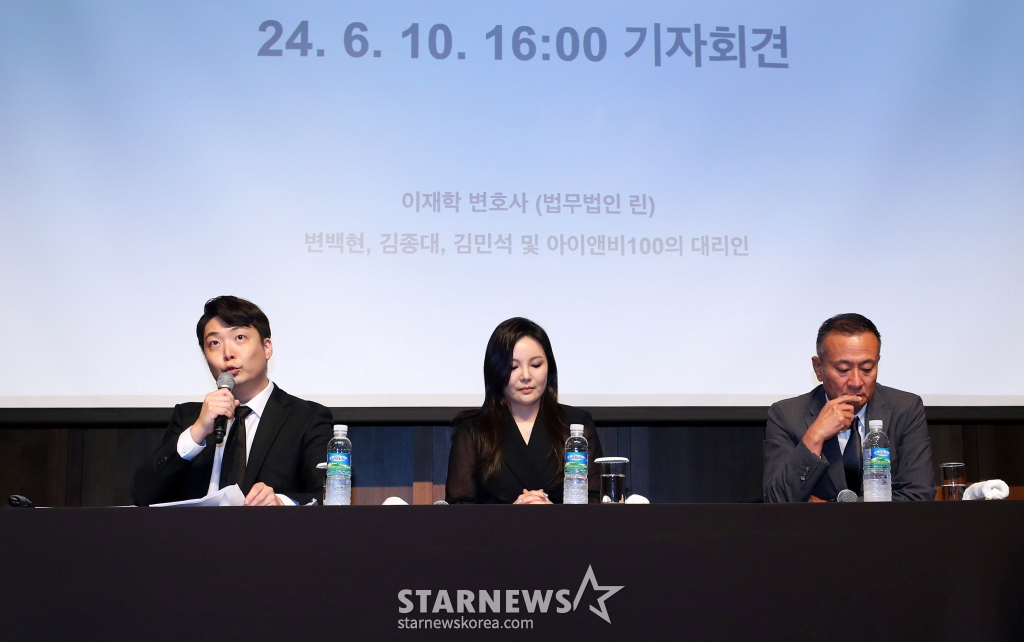 [서울=뉴시스] 김혜진 기자 = 그룹 엑소 첸백시(첸 백현 시우민) 소속사 대리인 이재학(왼쪽) 법무법인 린 변호사가 10일 오후 서울 중구 신라호텔에서 열린 긴급 기자회견에서 입장을 밝히고 있다.  지난해 6월 첸백시는 SM의 부당한 장기 계약과 불투명한 정산을 주장하며 법적 대응을 예고했다. 그 과정에서 외부 세력 개입 및 템퍼링 의혹이 불거졌지만, 이는 첸백시 측과 외부 세력으로 거론된 MC몽이 즉각 반박하면서 논란은 일축됐다. 해당 분쟁은 전속 계약 해지 통보 후 약 19일 만에 양측이 협의 하에 갈등이 봉합됐다고 알렸다. /사진=김혜진