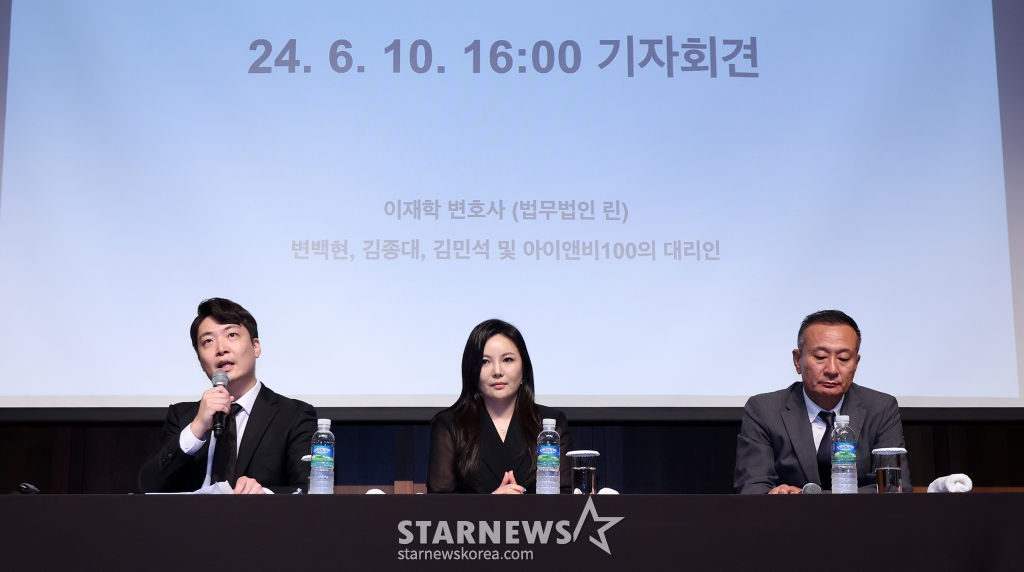 (서울=뉴스1) 김진환 기자 = 아이돌 그룹 엑소의 첸백시(백현·시우민·첸)의 소속사인 INB100의 법률 대리인인 이재학 변호사가 10일 오후 서울 중구 신라호텔에서 열린 기자회견에서 발언하고 있다. INB100은 "SM엔터는 합의서의 전제가 된 협상 내용은 무시한 상태에서 소속사에 '아티스트 개인활동 매출의 10%를 내놓으라고 요구하고 있다"고 주장했다. 앞서 첸백시는 지난해 6월 불투명한 정산 등을 문제 삼으며 SM에 전속계약 해지를 통보했고, 이후 양측은 전속계약은 유지하되 개인 활동을 독자 진행하는 것으로 합의했다. /사진=(서울=뉴스1) 김진환 기자