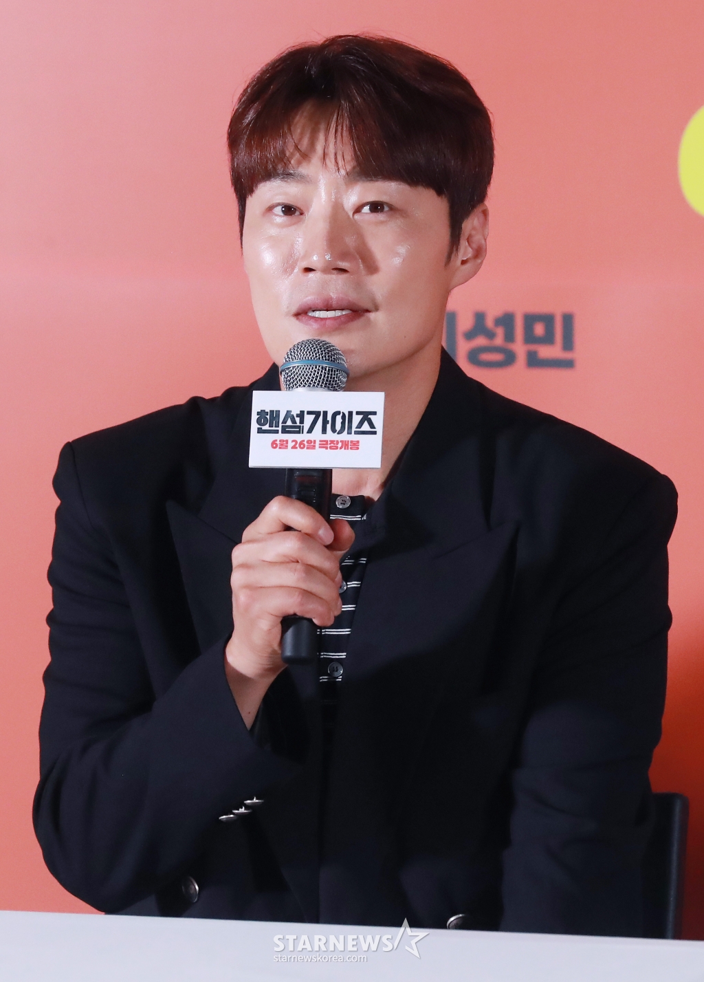 배우 이희준이 11일 오후 서울 CGV용산아이파크몰에서 진행된 영화 '핸섬가이즈'(감독 남동협) 언론사시회 및 기자간담회에 참석해 질문에 답하고 있다. /2024.06.11 /사진=이동훈