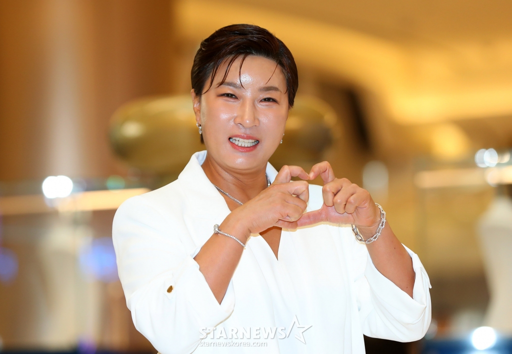 [서울=뉴시스] 김혜진 기자 = 박세리 감독이 2일 오전 서울 송파구 롯데 에비뉴엘에서 열린 프레드 포스텐 크루즈 팝업스토어 오픈 행사에서 포즈를 취하고 있다. 2024.05.02. jini@newsis.com /사진=김혜진
