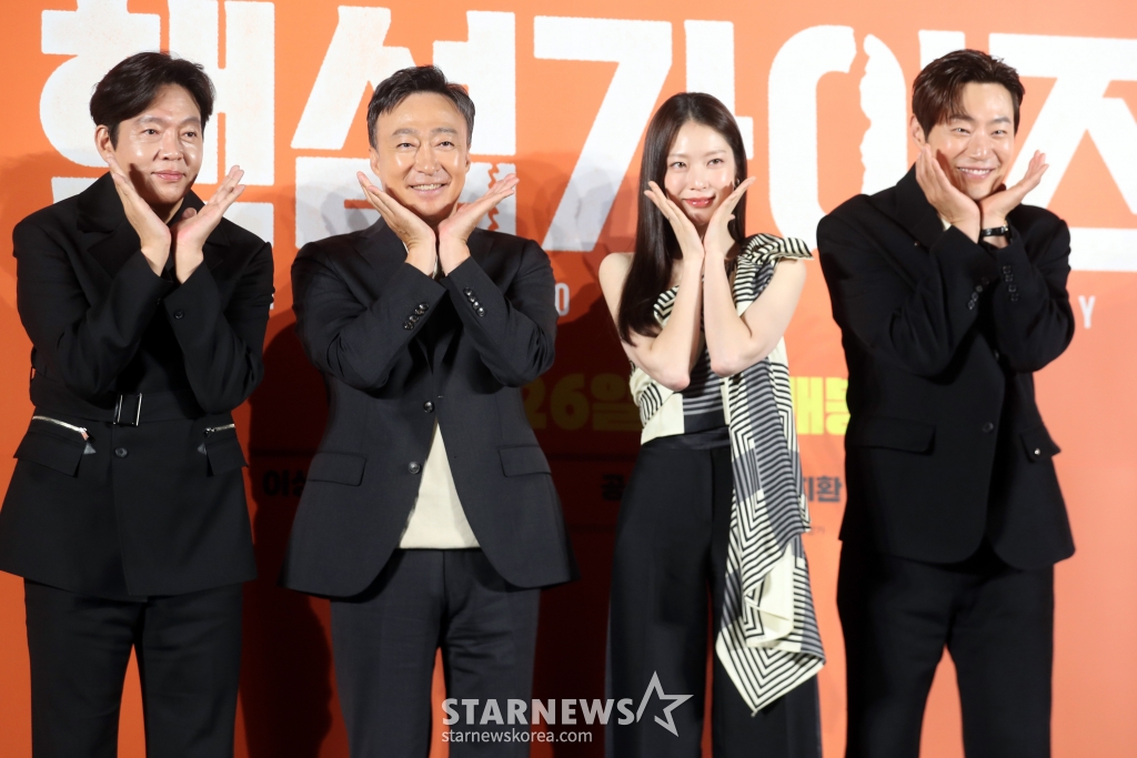 배우 박지환, 이성민, 공승연, 이희준이 27일 오전 서울 광진구 롯데시네마 건대점에서 열린 영화 '핸섬가이즈' 제작발표회에 참석해 포즈를 취하고 있다. 한 번 보면 절대 잊지 못할 첫인상을 가진 자칭 '핸섬 가이즈' 두 남자가 음산한 산장으로 이사를 오던 날, 마을과 산장에 얽힌 전설이 깨어나며 시작되는 예측불허 코미디영화로 오는 6월 26일 개봉 예정이다. 2024.05.27 /사진=임성균
