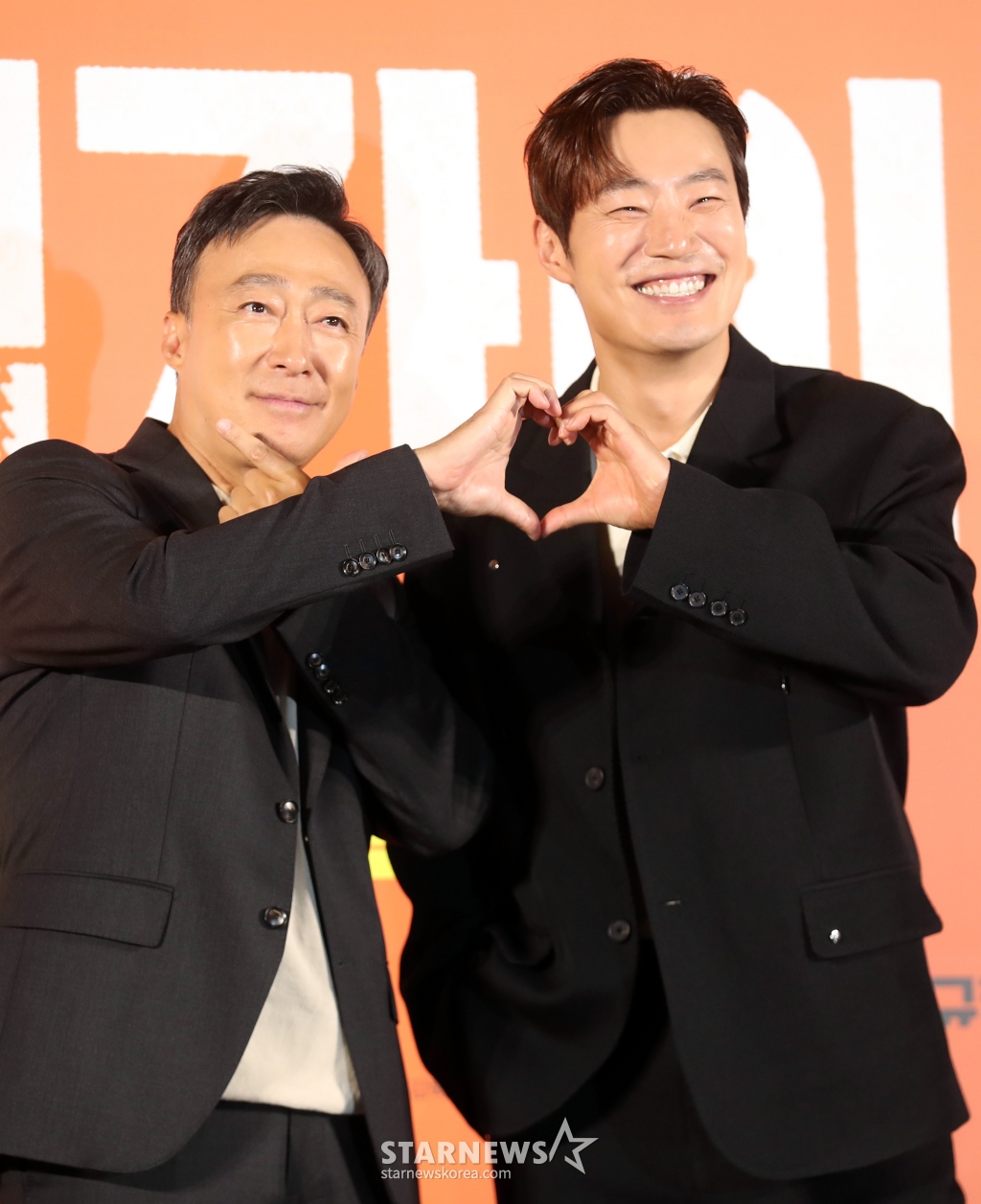 배우 이성민, 이희준이 27일 오전 서울 광진구 롯데시네마 건대점에서 열린 영화 '핸섬가이즈' 제작발표회에 참석해 포즈를 취하고 있다. 한 번 보면 절대 잊지 못할 첫인상을 가진 자칭 '핸섬 가이즈' 두 남자가 음산한 산장으로 이사를 오던 날, 마을과 산장에 얽힌 전설이 깨어나며 시작되는 예측불허 코미디영화로 오는 6월 26일 개봉 예정이다. 2024.05.27 /사진=임성균