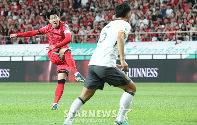 손흥민(왼쪽)이 11일 오후 8시 서울월드컵경기장에서 열린 대한민국 대 중국의 '2026 국제축구연맹(FIFA) 북중미 월드컵' 아시아지역 2차 예선 C조 최종 6차전에서 슛을 시도하고 있다. /사진=김진경 대기자