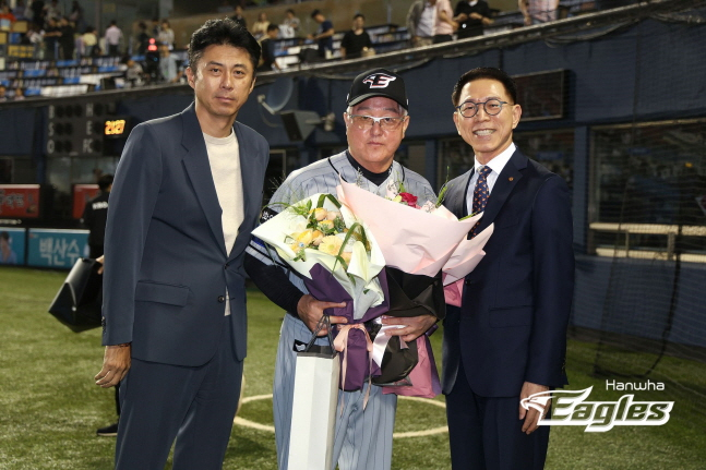 김경문 감독(가운데)이 승리 후 박종태 구단 대표이사(오른쪽), 손혁 단장과 기념 촬영을 하고 있다. /사진=한화 이글스 제공