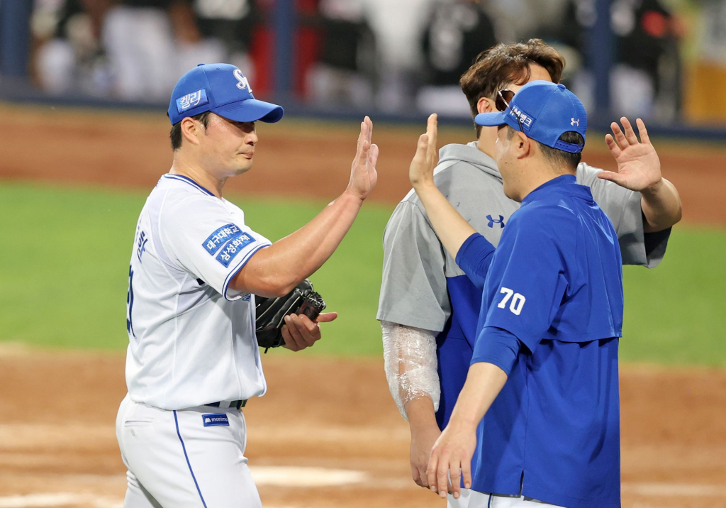 삼성 오승환(왼쪽)과 박진만 삼성 감독이 11일 승리 후 하이파이브를 하고 있다. /사진=삼성 라이온즈 제공