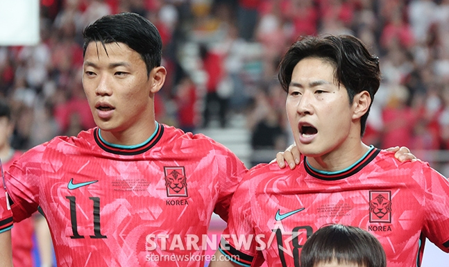 경기 전 애국가를 보르는 황희찬(왼쪽)과 이강인의 모습. /사진=김진경 대기자