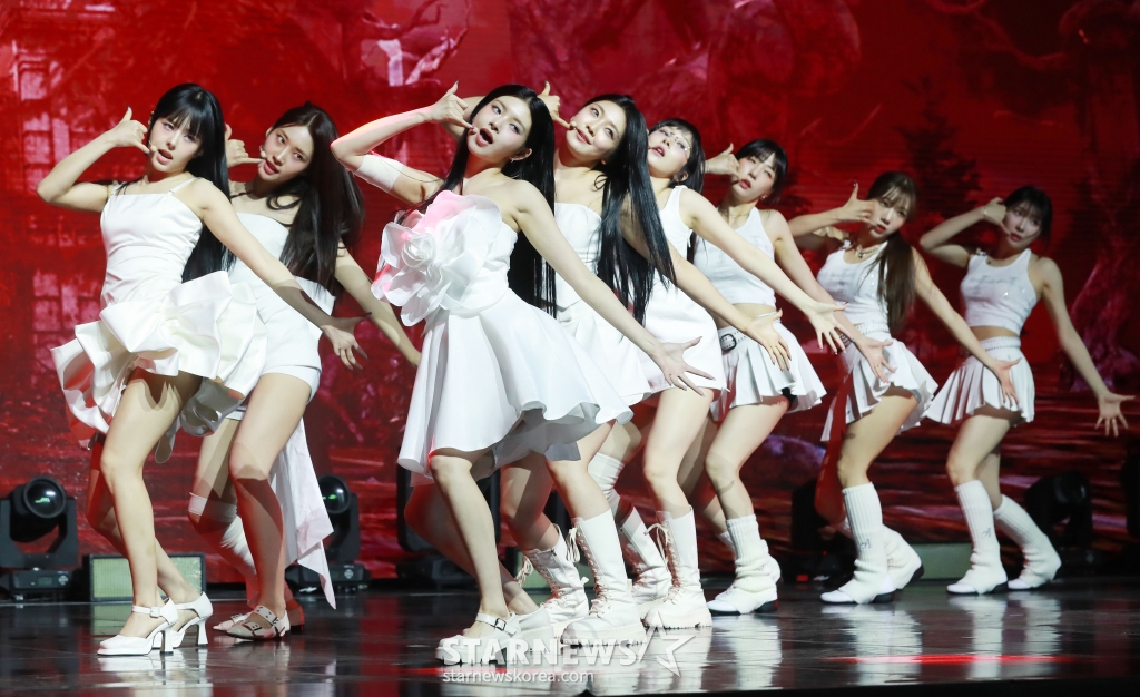 걸그룹 에버글로우(EVERGLOW)가 10일 오후 서울 용산구 블루스퀘어에서 진행된 다섯 번째 싱글 앨범 'ZOMBIE'(좀비) 발매기념 쇼케이스에서 신곡을 선보이고 있다. 동명의 타이틀곡 'ZOMBIE'는 사랑에 상처받은 서슬 퍼런 감정을 다이내믹하게 그려낸 곡으로, 브루노 마스(Bruno Mars), 실크 소닉(Silk Sonic), 니요(Neyo), 저스틴 비버(Justin Bieber) 등 글로벌 팝 아티스트들의 프로듀서인 스테레오타입스(The Stereotypes)와 협업해 기대를 높인다 /사진=이동훈 기자