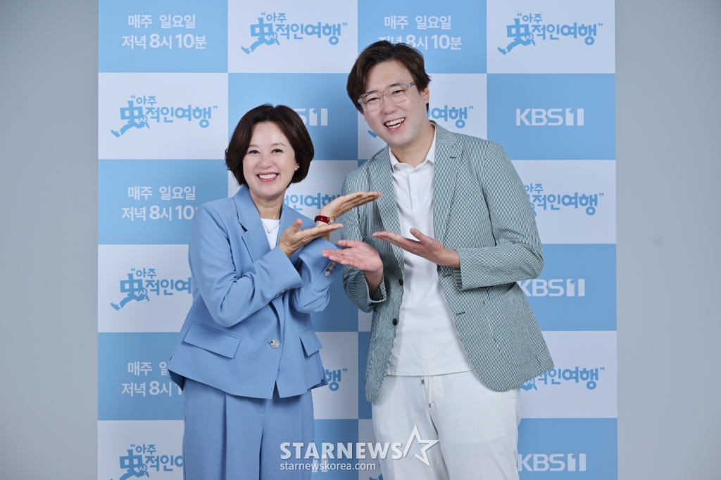 코미디언 박미선, 역사학자 심용환이 12일 오전 서울 여의도 KBS에서 진행된 1TV '아주 史적인 여행' 제작발표회에 참석해 포즈를 취하고 있다. /사진제공=KBS 2024.06.12 /사진=이동훈