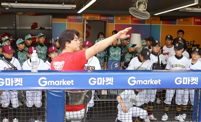 SSG랜더스 김광현(가운데)이 'KK 드림업 프로젝트' 행사에서 어린이들에게 설명하고 있다. /사진=SSG 랜더스 제공