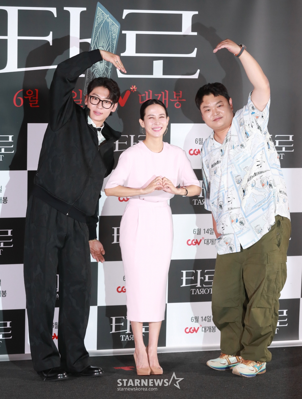 배우 김진영, 조여정, 고규필이 12일 오후 서울 CGV용산아이파크몰에서 진행된 영화 '타로'(감독 최병길) 기자간담회에 참석해 포즈를 취하고 있다. 한순간의 선택으로 뒤틀린 타로카드의 저주에 갇혀버리는 잔혹 운명 미스터리 '타로'는 오는 14일 개봉한다. /2024.06.12 /사진=이동훈