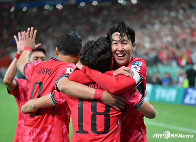 이강인의 골을 축하하는 손흥민(오른쪽). /AFPBBNews=뉴스1