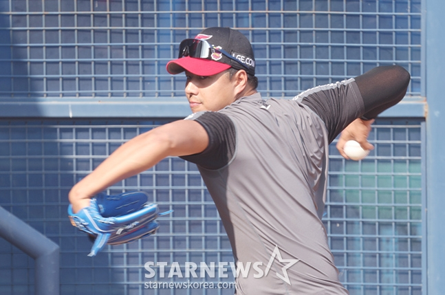 '2024 신한 SOL 뱅크 KBO리그' LG-두산전이 3일 서울 잠실야구장에서 열렸다. LG 정우영이 불펜에서 피칭 훈련을 하고 있다. /사진=김진경 대기자