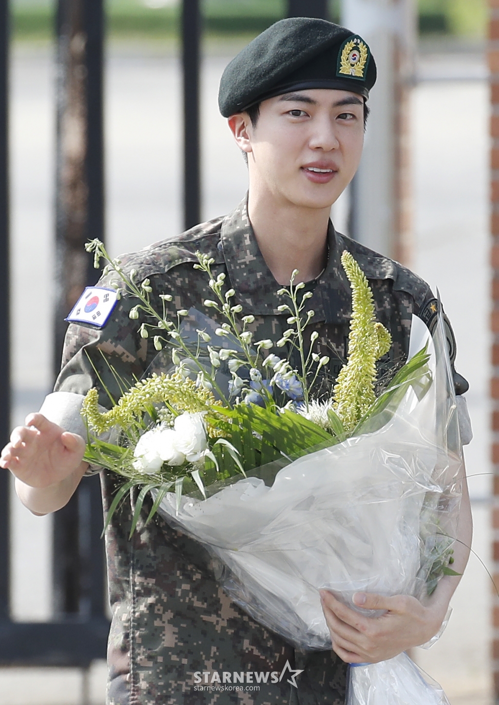 (연천=뉴스1) 권현진 기자 = 그룹 방탄소년단(BTS) 진이 12일 오전 경기도 연천 소재 육군 제5보병사단 신병교육대대에서 육군 현역으로 군 복무를 마친 뒤 인사를 하고 있다. 2024.6.12/뉴스1 Copyright (C) 뉴스1. All rights reserved. 무단 전재 및 재배포, AI학습 이용 금지. /사진=(연천=뉴스1) 권현진 기자