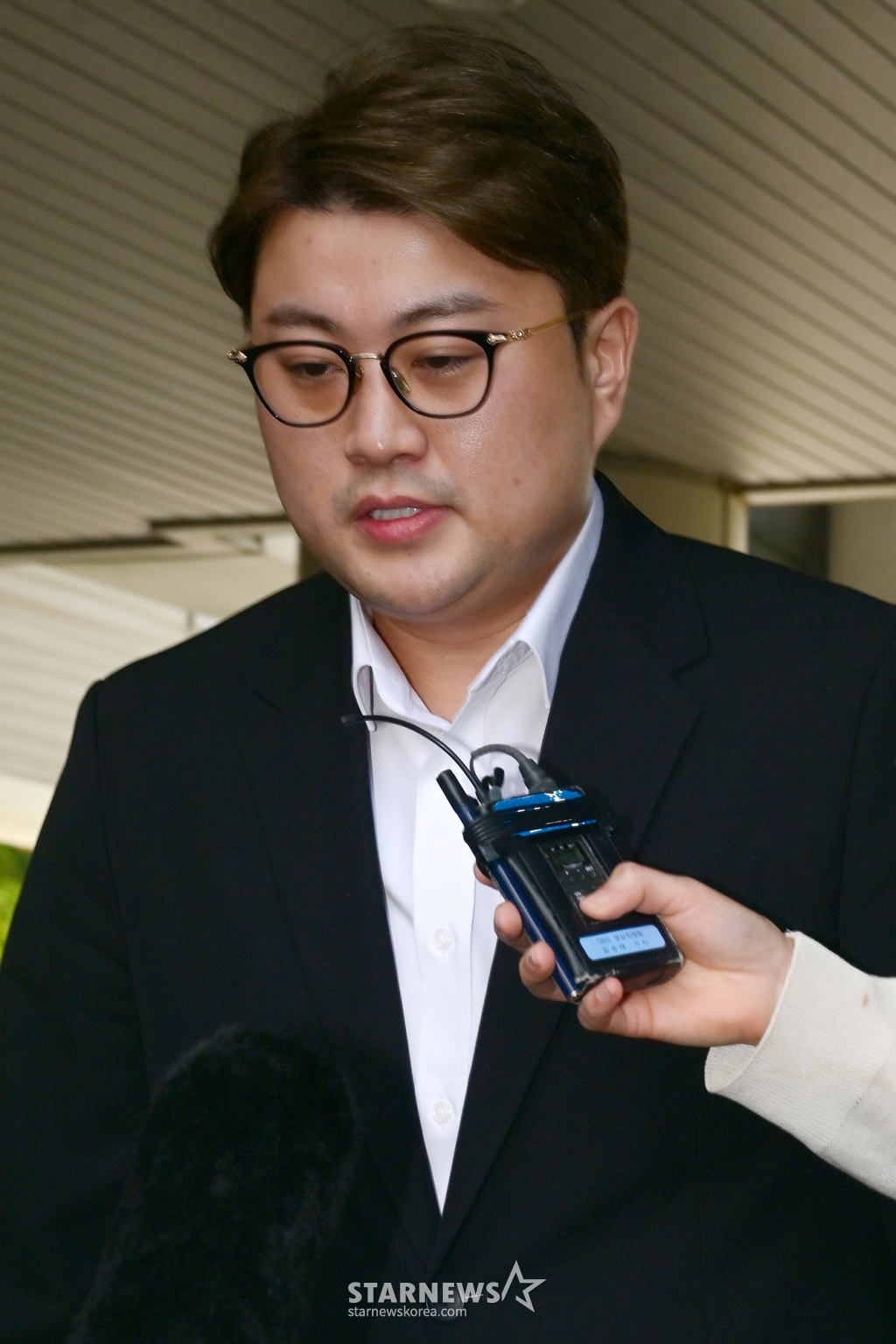[서울=뉴시스] 정병혁 기자 = 음주 뺑소니 혐의를 받고 있는 트로트 가수 김호중이 24일 서울 서초구 서울중앙지방법원에서 열린 영장실질심사(구속 전 피의자심문)에 출석하고 있다.(공동취재) 2024.05.24. photo@newsis.com