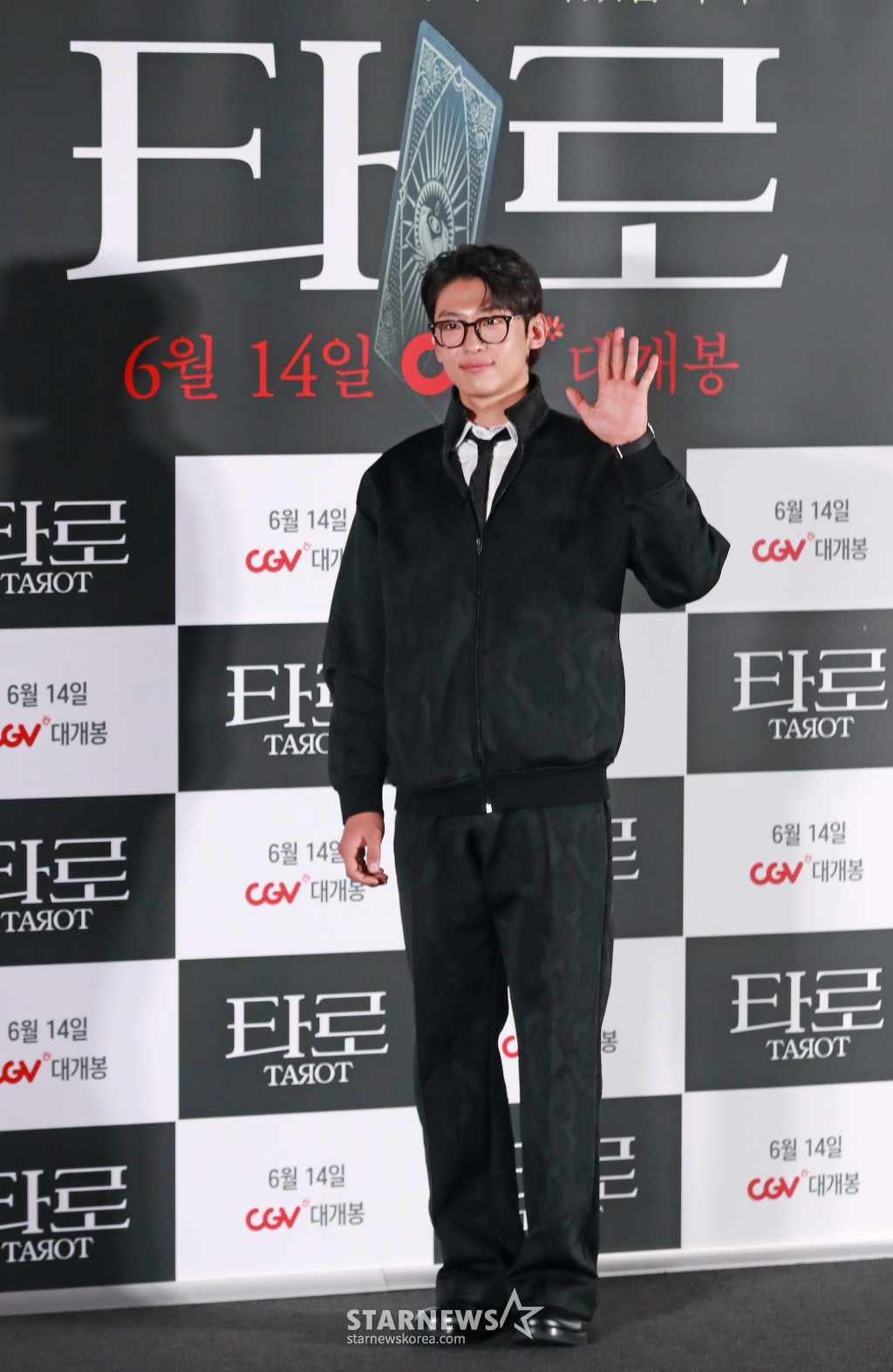 배우 김진영이 12일 오후 서울 CGV용산아이파크몰에서 진행된 영화 '타로'(감독 최병길) 기자간담회에 참석해 포즈를 취하고 있다. 한순간의 선택으로 뒤틀린 타로카드의 저주에 갇혀버리는 잔혹 운명 미스터리 '타로'는 오는 14일 개봉한다. /2024.06.12 /사진=이동훈