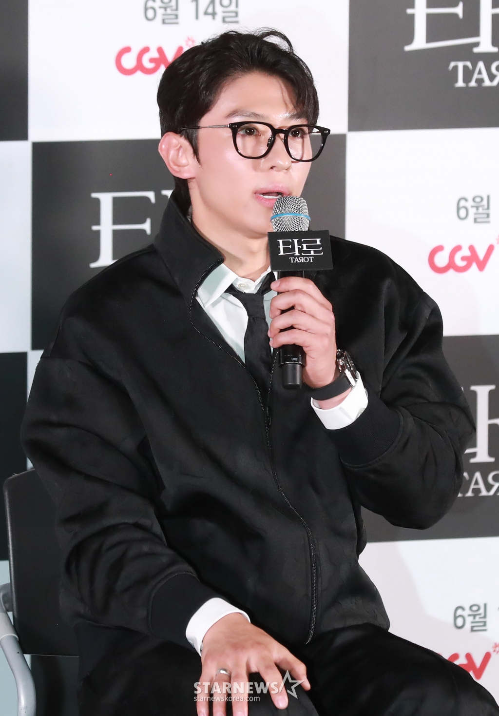 배우 김진영이 12일 오후 서울 CGV용산아이파크몰에서 진행된 영화 '타로'(감독 최병길) 기자간담회에 참석해 질문에 답하고 있다. 한순간의 선택으로 뒤틀린 타로카드의 저주에 갇혀버리는 잔혹 운명 미스터리 '타로'는 오는 14일 개봉한다. /2024.06.12 /사진=이동훈